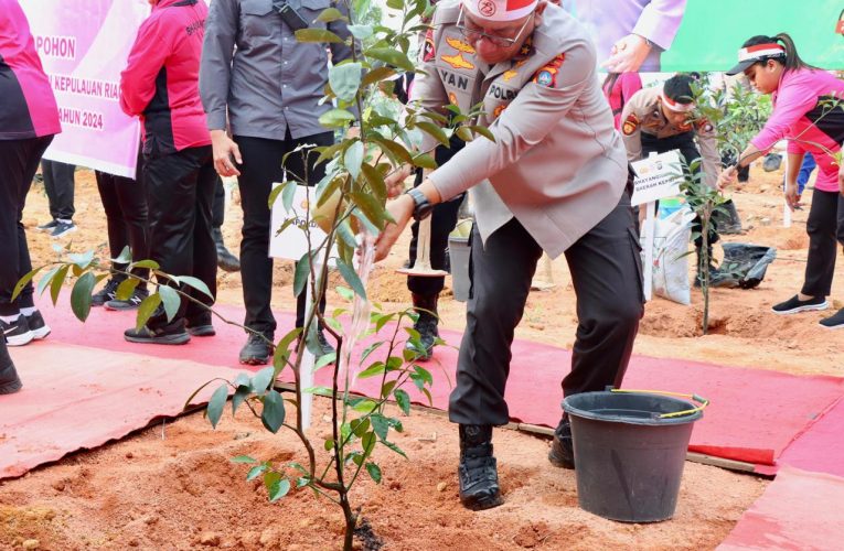Kapolda Kepri Irjen Pol Yan Fitri Halimansyah Laksanakan Penanaman Pohon di Hari Bhayangkara ke-78