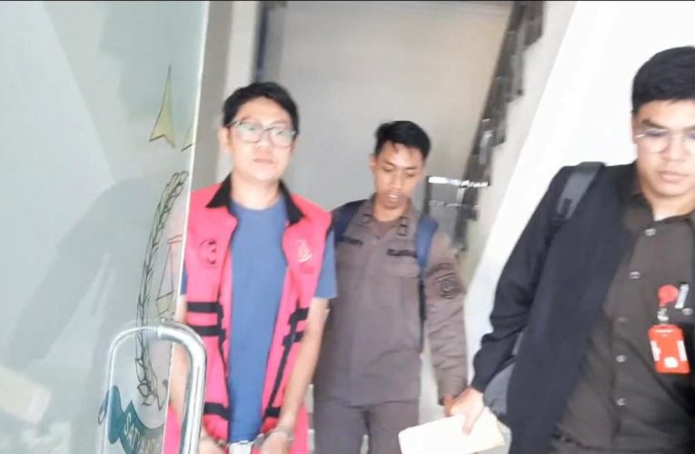 Kejari Tanjungpinang Terima Tersangka dan Barang Bukti Kasus Korupsi Pengadaan Barang SMPN 1 Tanjungpinang