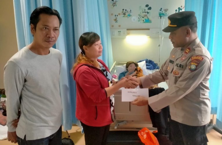 Kapolres Kepulauan Anambas Berikan Bantuan kepada Emelliya Saputri yang Mengalami Patah Tulang