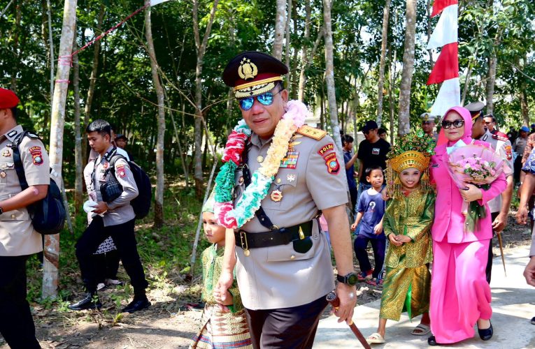 Kapolda Kepri Resmikan Program Bedah Rumah di Urung Kundur Utara