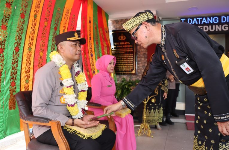 Polresta Tanjungpinang Sambut Kapolresta Baru Kombes Pol Budi Santosa dengan Tradisi Tepuk Tepung Tawar