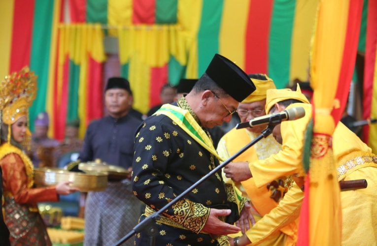 Kapolda Kepri Dianugerahi Gelar Adat Kesultanan Riau-Lingga