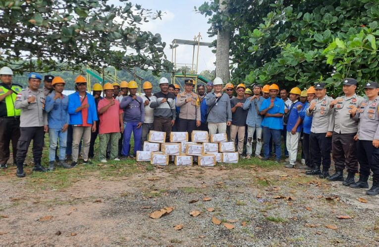 Silaturahmi dan Penyerahan Sembako dari Kapolda Kepri kepada Buruh TKBM Pelabuhan Sei Kolak