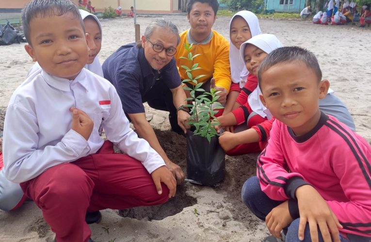 Langkah Awal Bangun Desa Wisata, Dosen dan Mahasiswa ITB Menata Taman SDN 005 Parit