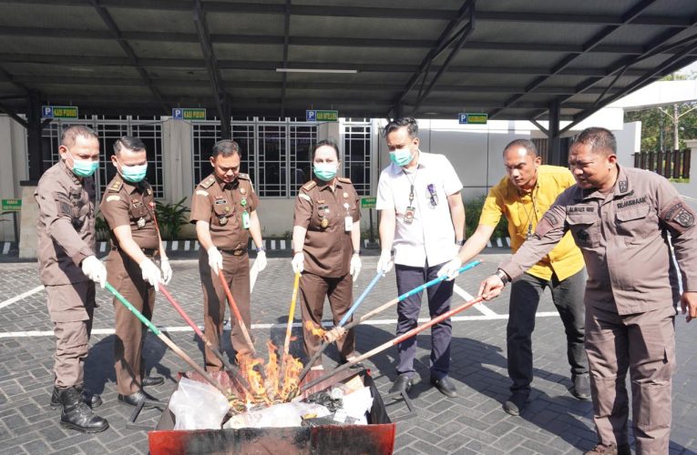 Kejaksaan Negeri Tanjungpinang Musnahkan Barang Bukti Tindak Pidana Umum