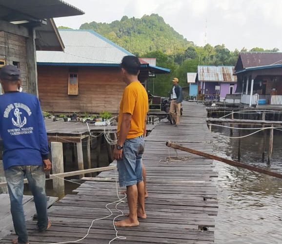 Jembatan Kayu Lapuk di Desa Landak Dikhawatirkan Roboh oleh Warga