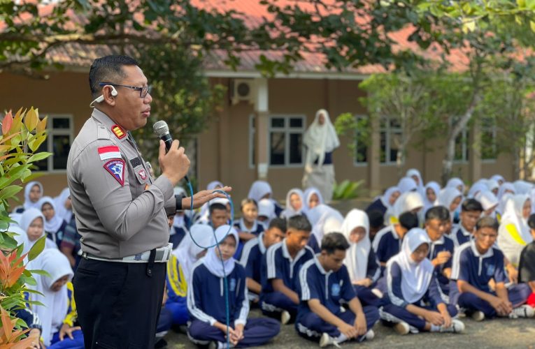 Operasi Patuh Seligi 2024: Kasat Lantas Polres Bintan Sosialisasi Tertib Berlalu Lintas di SMAN 1 Teluk Bintan