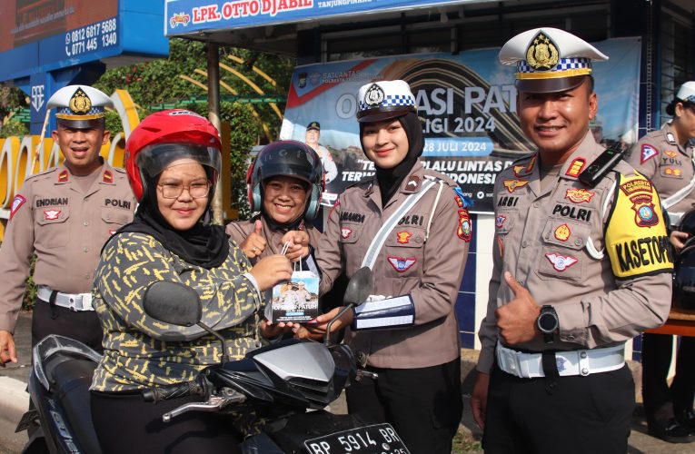 Satlantas Polresta Tanjungpinang Bagikan Helm Gratis dalam Operasi Patuh Seligi 2024