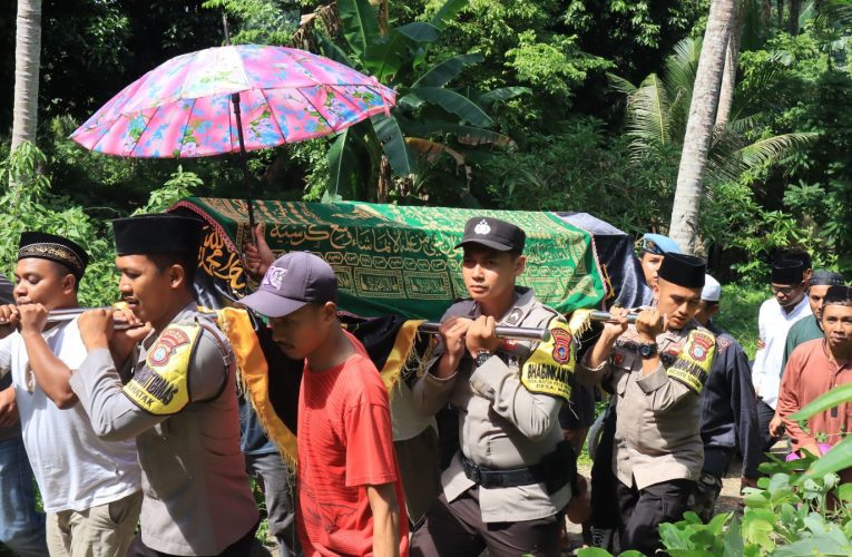 Polres Kepulauan Anambas Hadiri Prosesi Pemakaman Korban Tenggelamnya Kapal KM Samarinda