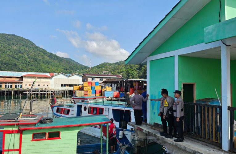 Satpolair Polres Kepulauan Anambas Bersama Warga Evakuasi KM. Samarinda