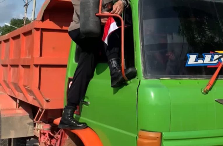 Polres Bintan Bagikan Sejuta Bendera Merah Putih Gratis Sambut Hari Kemerdekaan RI ke-79