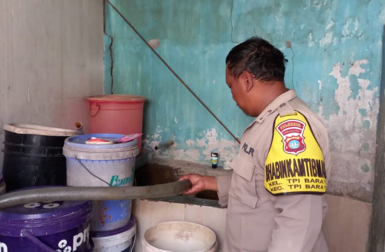 Bhabinkamtibmas Tanjungpinang Barat Bagikan Air Bersih kepada Warga di Tengah Musim Kemarau