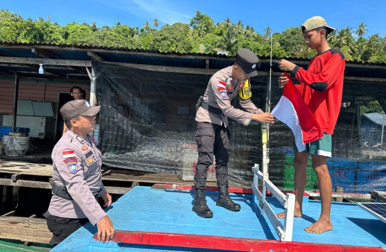 Bhabinkamtibmas Polsek Siantan Bagikan Bendera Merah Putih kepada Nelayan untuk Tanamkan Semangat Kemerdekaan