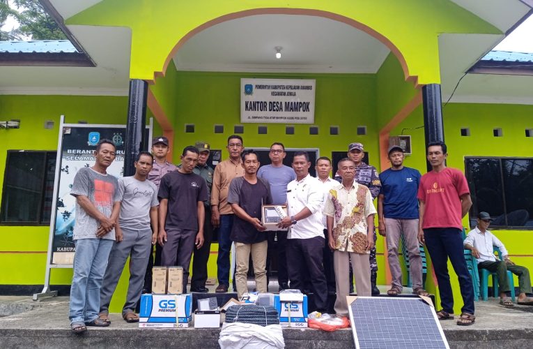 Kades Mampok Serahkan Bantuan kepada Nelayan, Darmawizar: Dijaga, Jangan Dijual