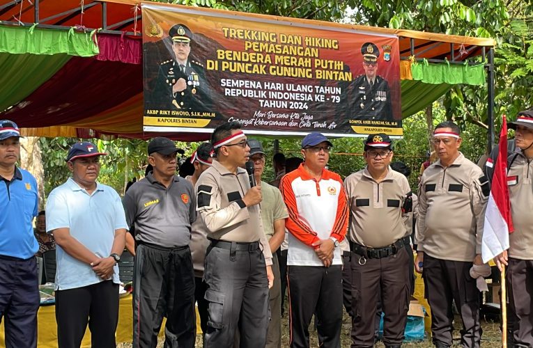 Bendera Merah Putih Berkibar di Puncak Gunung Bintan, Tanda Cinta Tanah Air di HUT RI ke-79