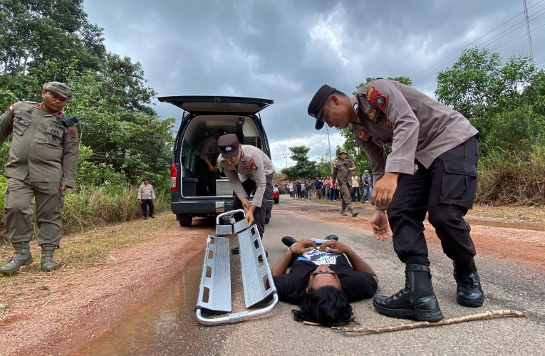 Polisi Lumpuhkan Pendemo Yang Anarkis di Kantor KPUD Bintan