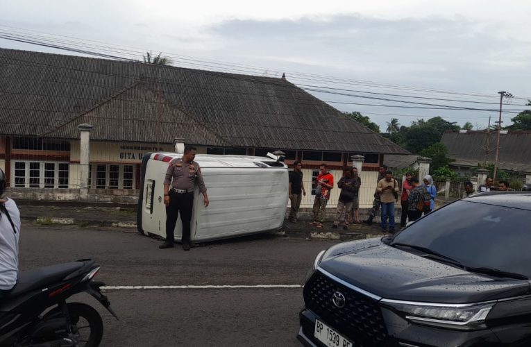 Mobil Box Terbalik di Depan Gedung Gita Bahari, Sopir Berusaha Hindari Tabrakan
