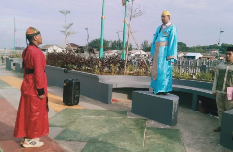 Peringatan Detik-Detik Proklamasi di Pelantar Pelangi Senggarang: Upacara Berpakaian Adat Tiongkok