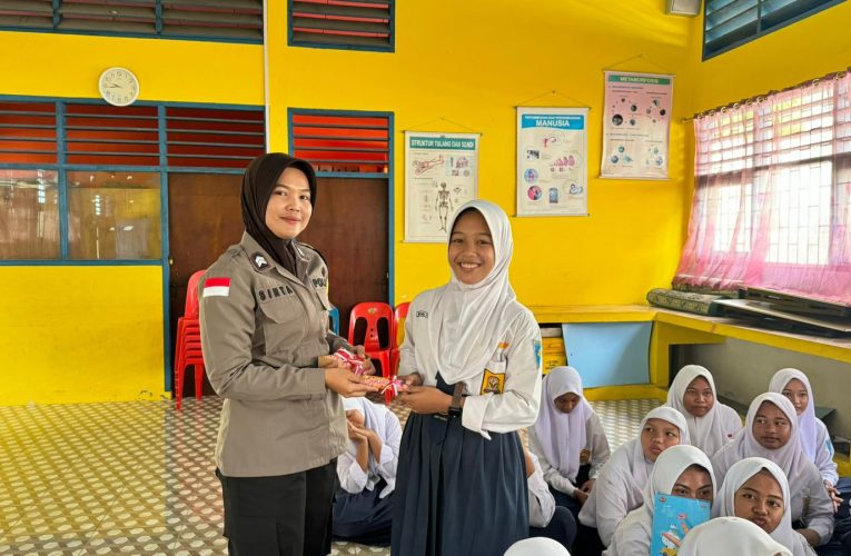 HUT Polwan ke-76: Polwan Polres Anambas Tingkatkan Kesadaran Hukum Pelajar Lewat Program “Police Go to School”