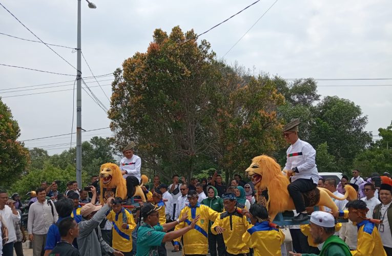 Pasangan ISROCK Diarak Sisingaan Saat Mendaftar ke KPU Karimun