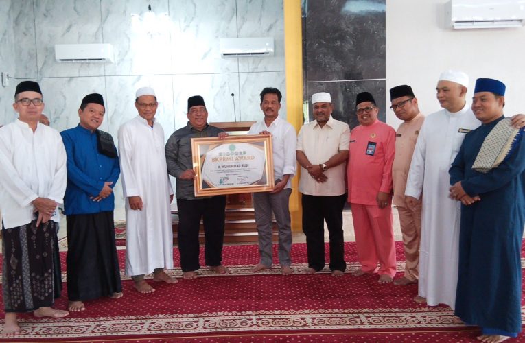 Peduli Generasi Muda Islami, HM Rudi Dianugerahkan Penghargaan BKPRMI Award
