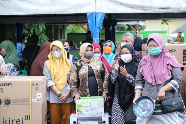 Mantan Wali Kota Tanjungpinang Rahma Salurkan 1.500 Unit Bantuan Peralatan Usaha untuk UMKM