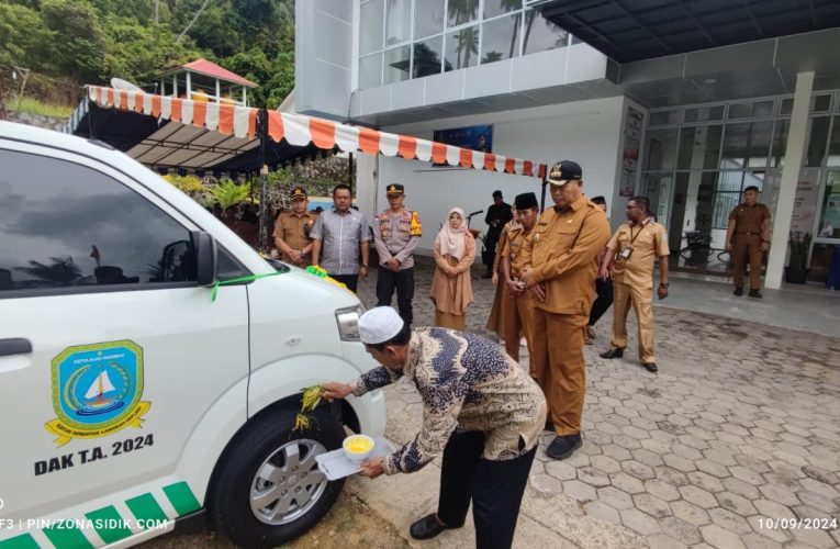 Bupati Anambas Serahkan Bantuan Kendaraan Operasional untuk Puskesmas Keliling dari Dana Alokasi Khusus 2024
