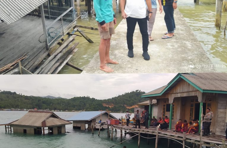 Neko dan Taupik Pantau Rumah Warga Ambruk Akibat Angin Ribut di Anambas