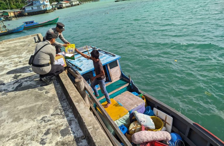 Kapolres Anambas Berikan Bantuan Sembako untuk Korban Rumah Roboh Akibat Angin Kencang