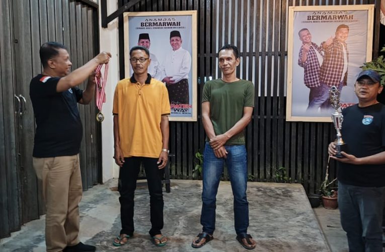 Amat Yani Serahkan Hadiah Turnamen Domino Way Paten di Jemaja