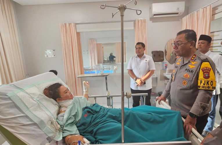 Kapolda Kepri Apresiasi Kesigapan Personel, Kunjungi Korban Penganiayaan di Batam