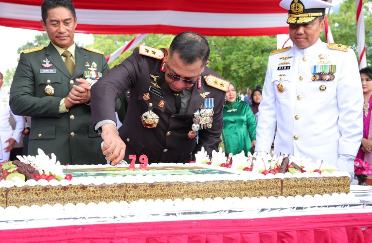 Kapolda Kepri Irjen Pol Yan Fitri Halimansyah Hadiri Upacara HUT TNI ke-79 di Batam