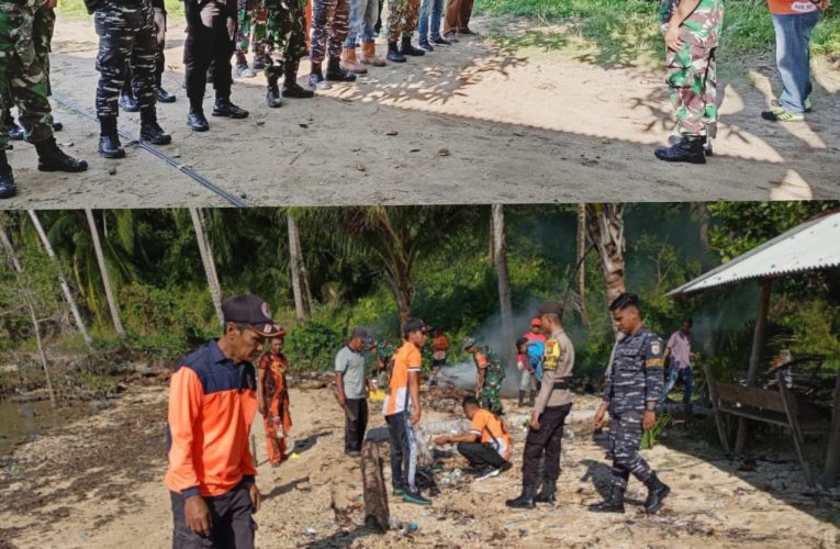 TNI/Polri dan Masyarakat Gelar Karya Bakti Bersihkan Pantai dalam Rangka HUT TNI ke-79 di Desa Landak