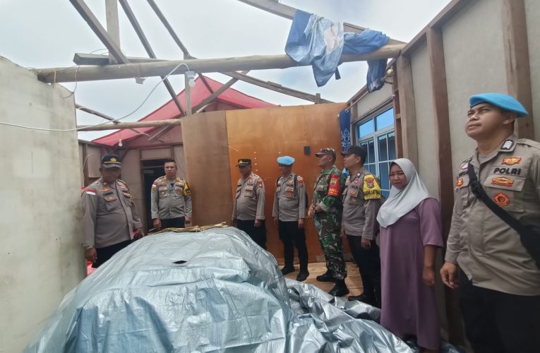 Polsek Bintan Timur Beri Bantuan kepada Warga Terdampak Angin Puting Beliung di Pulau Telang