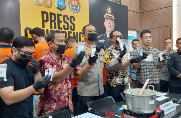 Polresta Tanjungpinang Musnahkan 485,21 Gram Sabu dengan Cara Direbus dan Dibuang ke Septic Tank