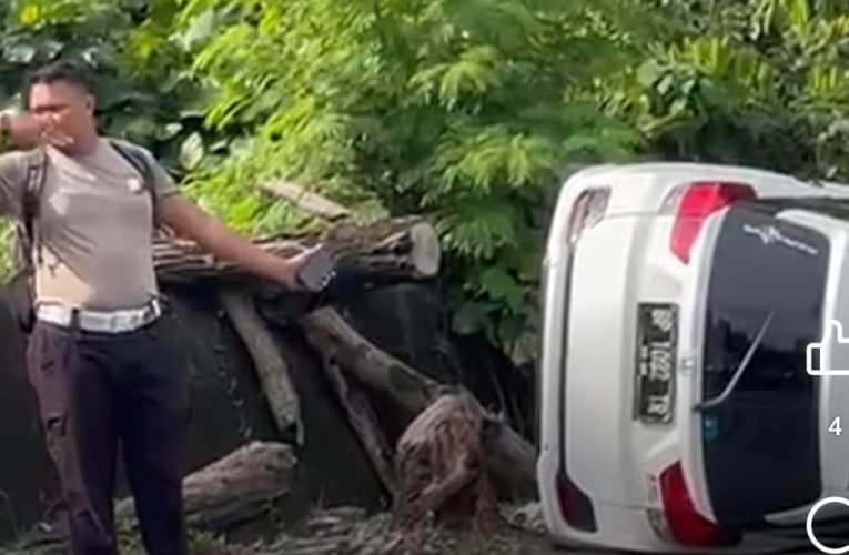 Mobil Honda Mobilio Terbalik di Km 5 Tanjungpinang, Sopir Mengantuk Diduga Penyebab Kecelakaan