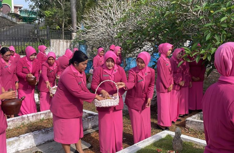Bhayangkari Polres Bintan Gelar Ziarah dan Tabur Bunga di TMP Dwikora Tanjung Uban dalam Rangka Peringatan HKGB Ke-72