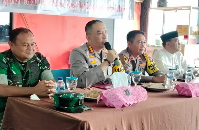 Kapolresta Tanjungpinang Gelar Jumat Curhat dan Bagikan Bansos kepada Buruh
