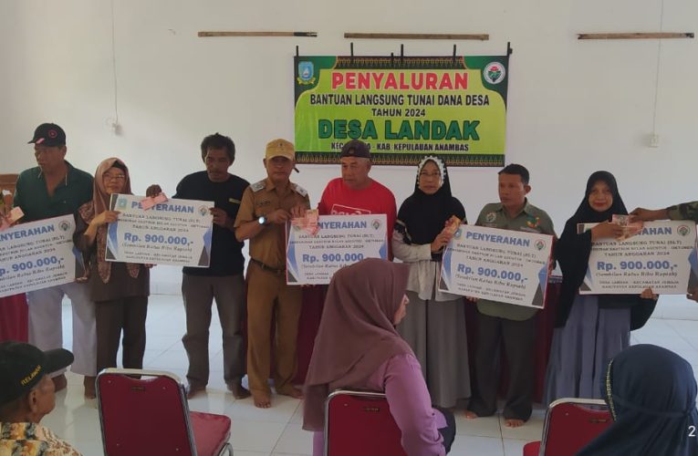 Pemdes Landak Salurkan BLT Dana Desa 2024 kepada 29 KPM