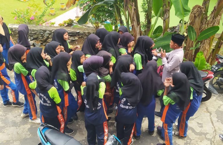 Puluhan Siswa Menangis Histeris, Melepas Kepergian Kepala Sekolah yang Dikenal Penuh Dedikasi