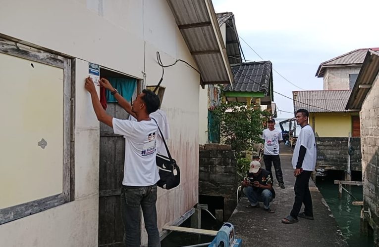 Semangat Perubahan di Penyengat, Warga Antusias Tempel Stiker Rudi-Rafiq di Rumah