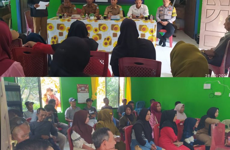 Tidak Terima Kepsek di Pindahkan Secara Mendadak, Para Walimurid Melakukan Aksi ke Kantor Desa Rewak
