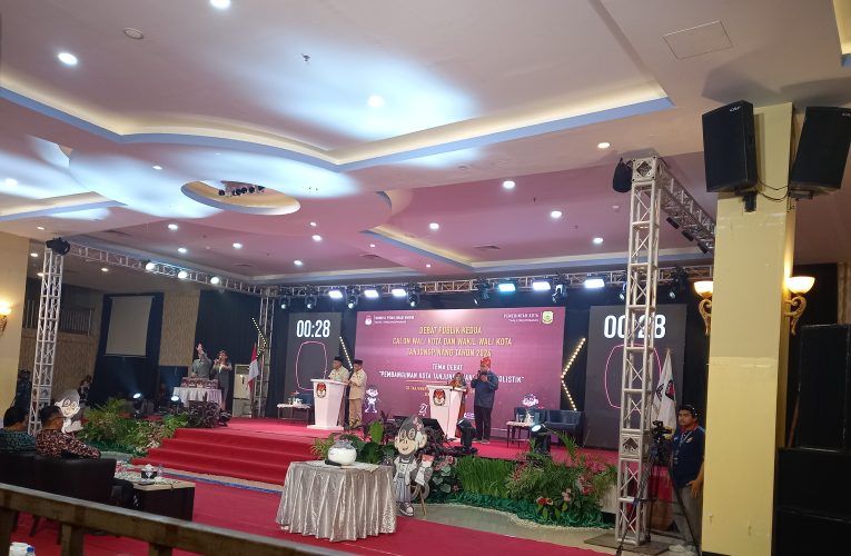 Rahma-Rizha Unggul dalam Debat Kedua Pilkada Tanjungpinang, Pantun “Burung Kenek-Kenek di Makan Ikan Hiu” Jadi Sorotan