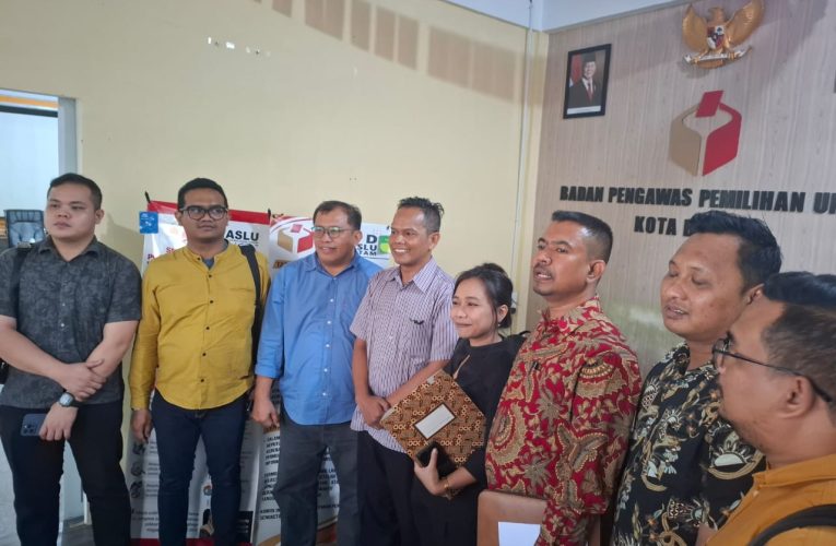 Bawa Bukti Lengkap, Tim Hukum Rudi-Rafiq Laporkan Dugaan Pelanggaran Kampanye di Engku Putri