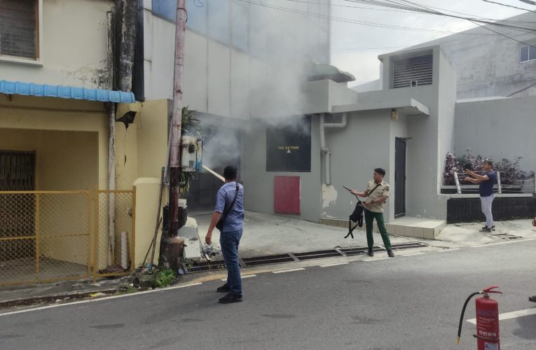 Kebakaran Instalasi Listrik PLN di Samping Bank BCA KCP Kas Tamiang Berhasil Dipadamkan