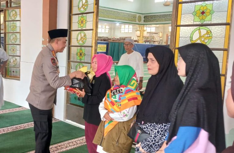 Kapolresta Tanjungpinang Bagikan Bansos untuk Lansia dan Fakir Miskin dalam Jumat Berkah