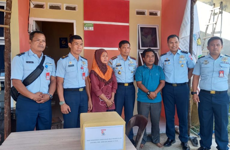 Putra Pedagang Ketoprak Lulus Jadi Prajurit TNI AU, Danlanud RHF Beri Kejutan untuk Orang Tuanya