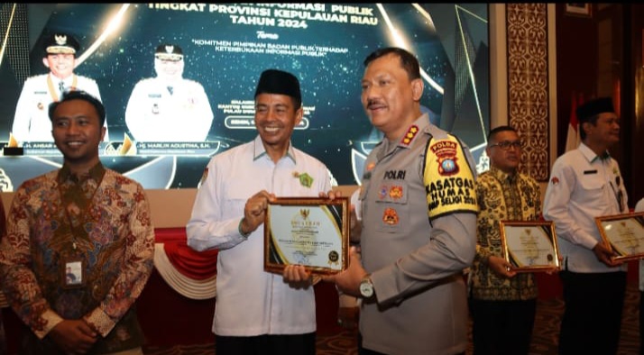 Kabid Humas Polda Kepri Terima Penghargaan Keterbukaan Informasi Publik dari KIP Provinsi Kepri