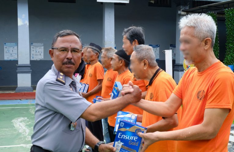 Rutan Tanjungpinang Peduli Kesehatan: Bagikan Susu untuk Lansia dan Ibu Hamil
