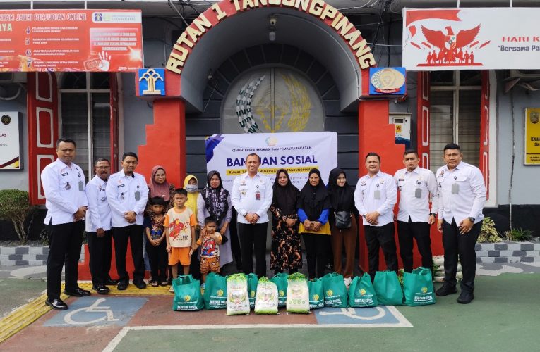 Rutan Tanjungpinang Gelar Bakti Sosial, Bagikan Sembako untuk Keluarga Warga Binaan